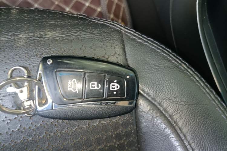 Used Hyundai Santa Fe 2013 2.4L Automatic Two-Wheel Drive Smart Version Vehicle Key