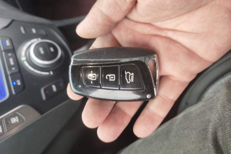 Used Hyundai Santa Fe 2013 2.4L Automatic Two-Wheel Drive Smart Version Vehicle Key