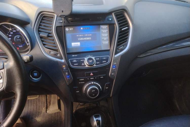 Used Hyundai Santa Fe 2013 2.0T Automatic All-Wheel Drive Top Trim Audio And AC Panel