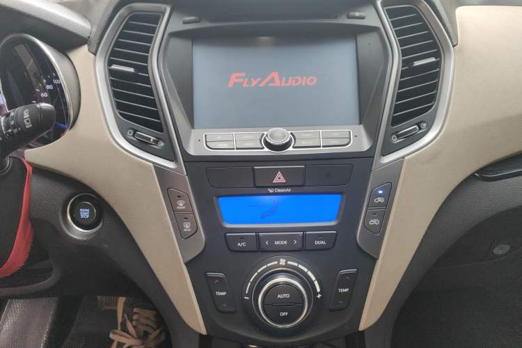 Used Hyundai Santa Fe 2013 2.4L Automatic 4x4 Smart Version Audio And AC Panel