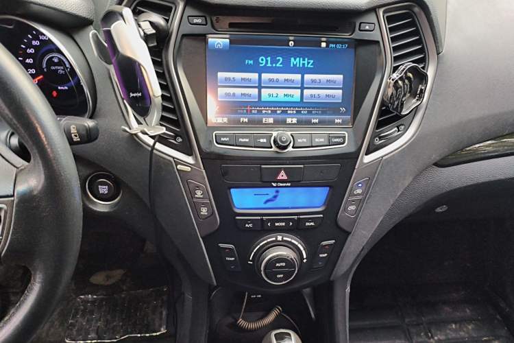 Used Hyundai Santa Fe 2013 2.4L Automatic Two-Wheel Drive Smart Version Audio And AC Panel