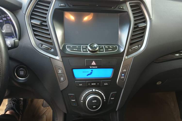 Used Hyundai Santa Fe 2013 2.4L Automatic Two-Wheel Drive Smart Version Audio And AC Panel