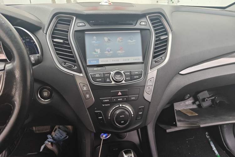 Used Hyundai Santa Fe 2013 2.0T Automatic Two-Wheel Drive Prestige Version Audio And AC Panel
