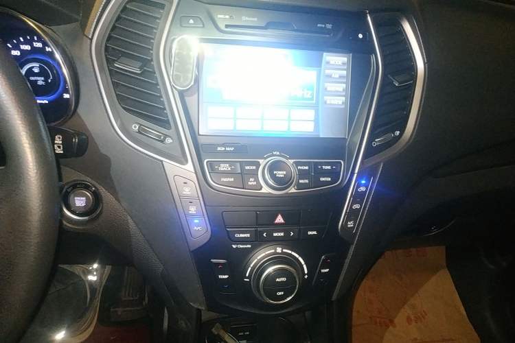 Used Hyundai Santa Fe 2013 2.0T Automatic All-Wheel Drive Top Trim Audio And AC Panel