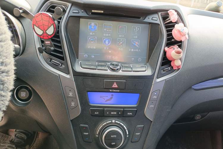 Used Hyundai Santa Fe 2013 2.4L Automatic Two-Wheel Drive Smart Version Audio And AC Panel