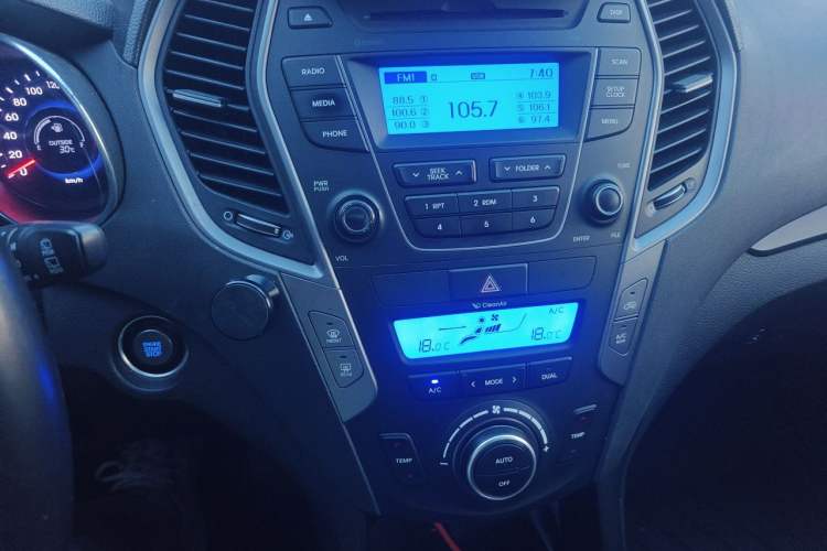 Used Hyundai Santa Fe 2013 2.4L Automatic 4x4 Prestige Edition Audio And AC Panel