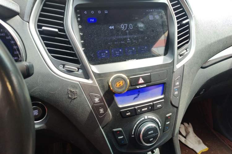 Used Hyundai Santa Fe 2013 2.4L Automatic Two-Wheel Drive Smart Version Audio And AC Panel