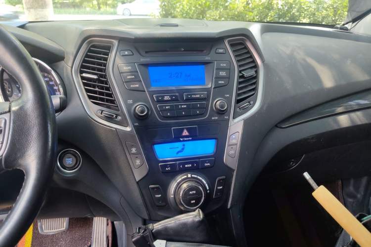 Used Hyundai Santa Fe 2013 2.4L Automatic Two-Wheel Drive Smart Version Audio And AC Panel