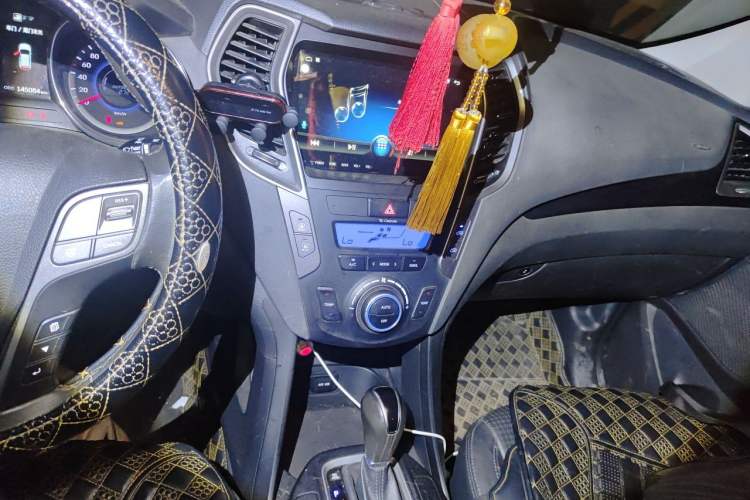 Used Hyundai Santa Fe 2013 2.4L Automatic Two-Wheel Drive Smart Version Audio And AC Panel