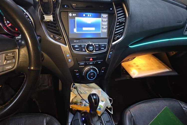 Used Hyundai Santa Fe 2013 2.4L Automatic 4x4 Smart Version Audio And AC Panel