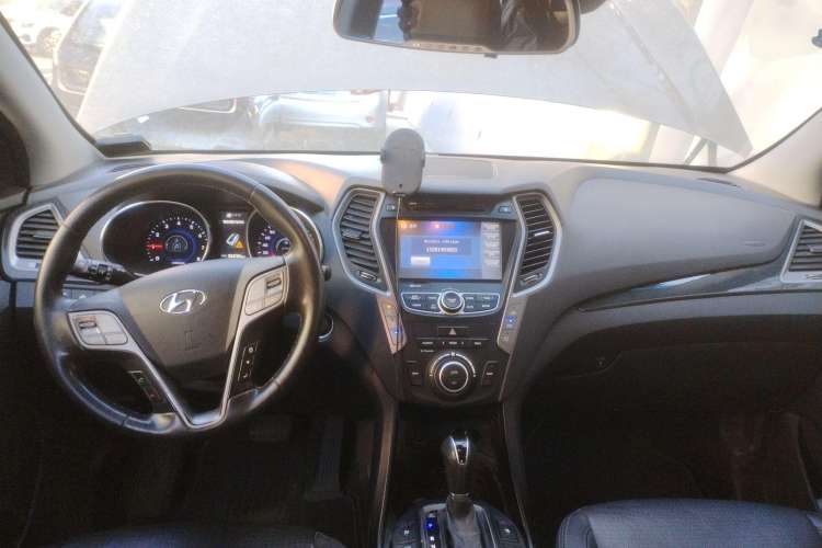 Used Hyundai Santa Fe 2013 2.0T Automatic All-Wheel Drive Top Trim Center Console