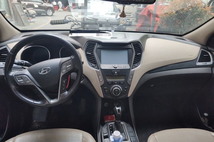 Used Hyundai Santa Fe 2013 2.4L Automatic 4x4 Smart Version Center Console