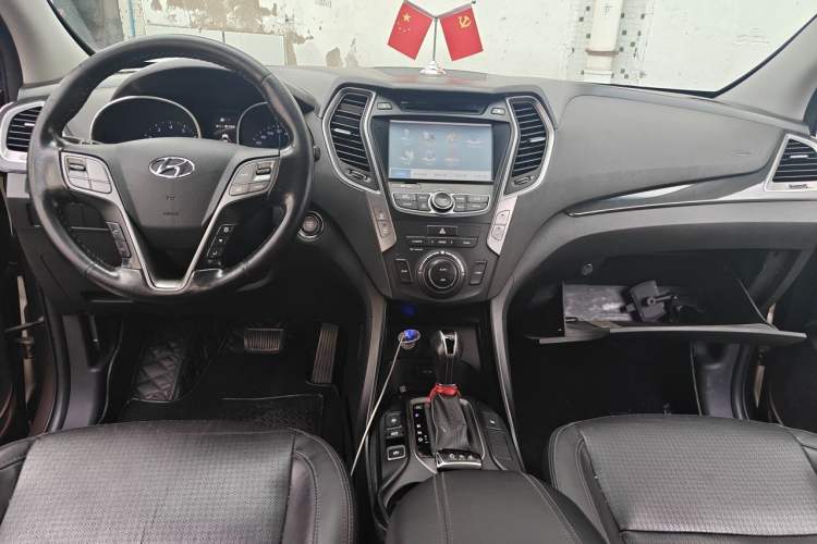 Used Hyundai Santa Fe 2013 2.0T Automatic Two-Wheel Drive Prestige Version Center Console