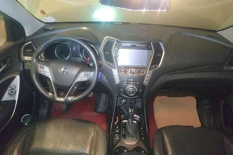 Used Hyundai Santa Fe 2013 2.0T Automatic All-Wheel Drive Top Trim Center Console