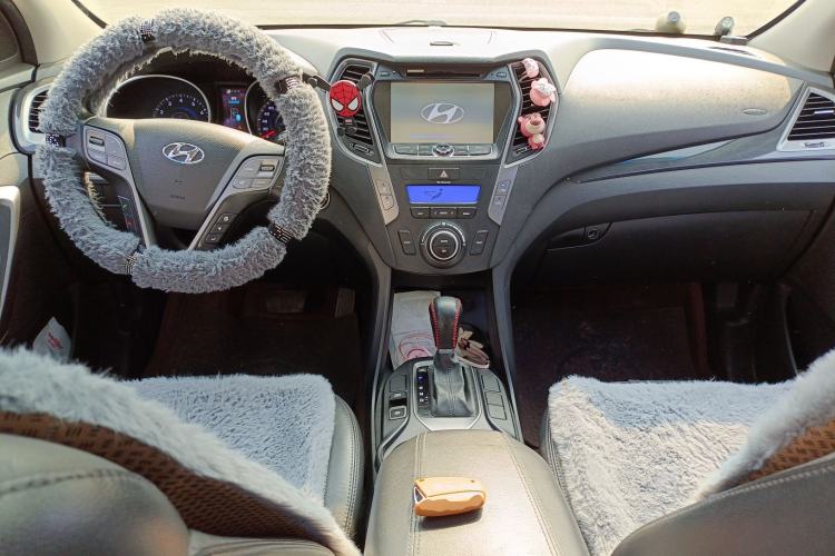 Used Hyundai Santa Fe 2013 2.4L Automatic Two-Wheel Drive Smart Version Center Console