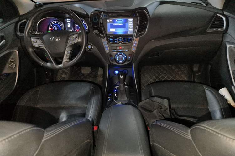 Used Hyundai Santa Fe 2013 2.4L Automatic 4x4 Smart Version Center Console