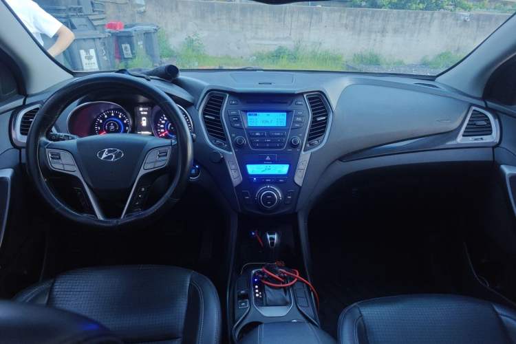 Used Hyundai Santa Fe 2013 2.4L Automatic 4x4 Prestige Edition Center Console