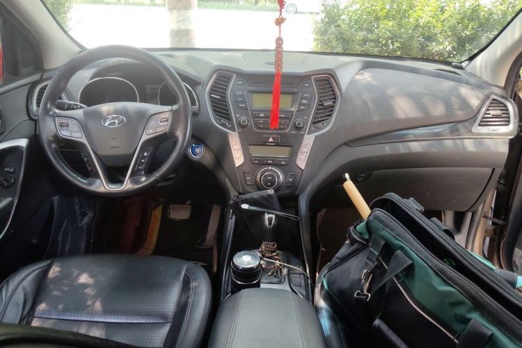 Used Hyundai Santa Fe 2013 2.4L Automatic Two-Wheel Drive Smart Version Center Console
