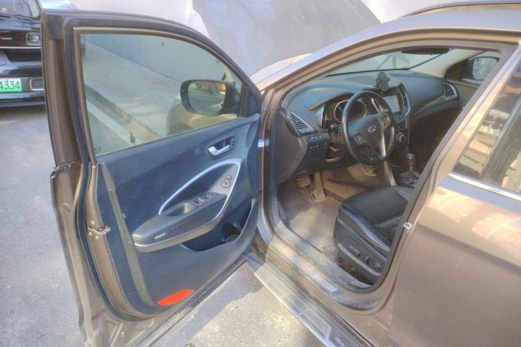 Used Hyundai Santa Fe 2013 2.0T Automatic All-Wheel Drive Top Trim Driver Seat