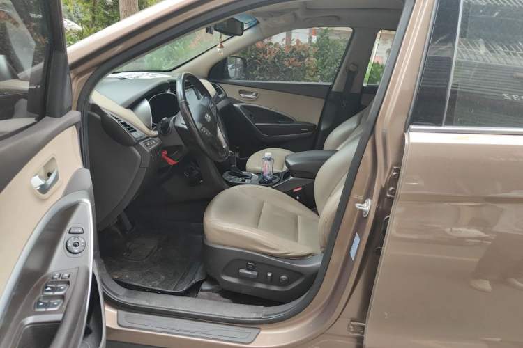 Used Hyundai Santa Fe 2013 2.4L Automatic 4x4 Smart Version Driver Seat