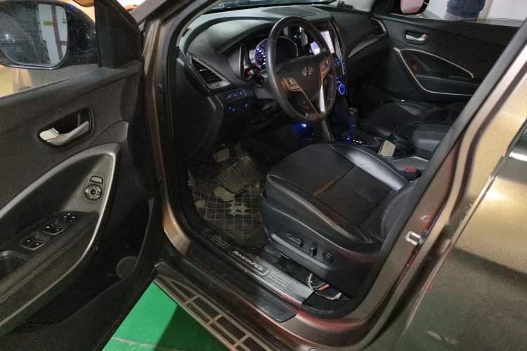 Used Hyundai Santa Fe 2013 2.4L Automatic 4x4 Smart Version Driver Seat