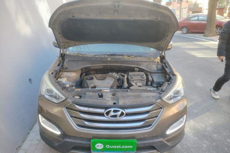 Used Hyundai Santa Fe 2013 2.0T Automatic All-Wheel Drive Top Trim Engine Bay