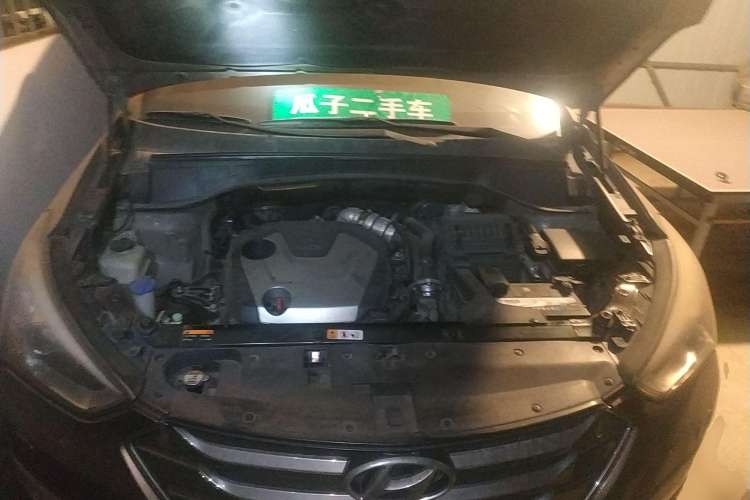 Used Hyundai Santa Fe 2013 2.0T Automatic All-Wheel Drive Top Trim Engine Bay