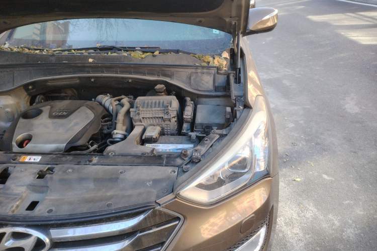 Used Hyundai Santa Fe 2013 2.0T Automatic All-Wheel Drive Top Trim Engine Bay Left