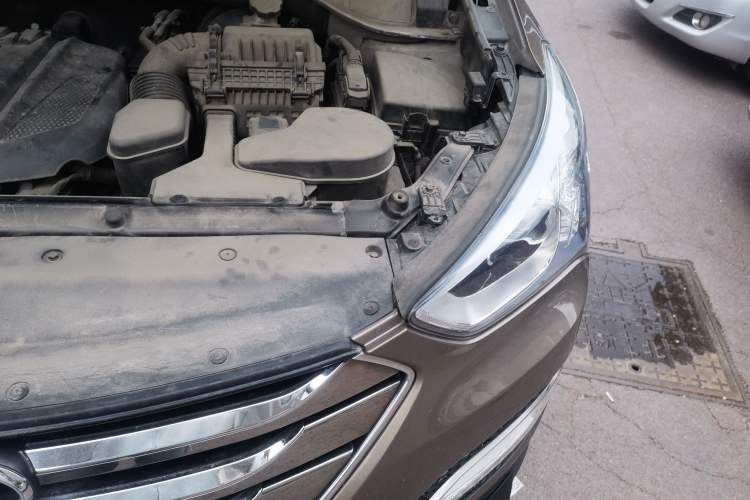 Used Hyundai Santa Fe 2013 Revised Version 2.4L Automatic All-Wheel Drive Smart Type Engine Bay Left