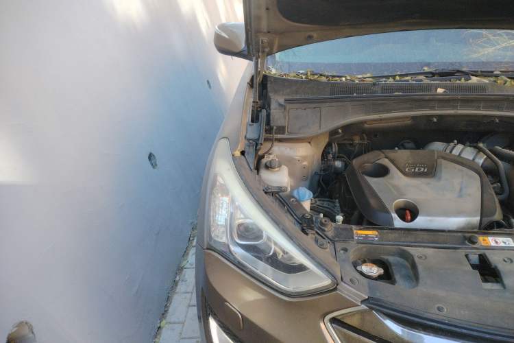 Used Hyundai Santa Fe 2013 2.0T Automatic All-Wheel Drive Top Trim Engine Bay Right