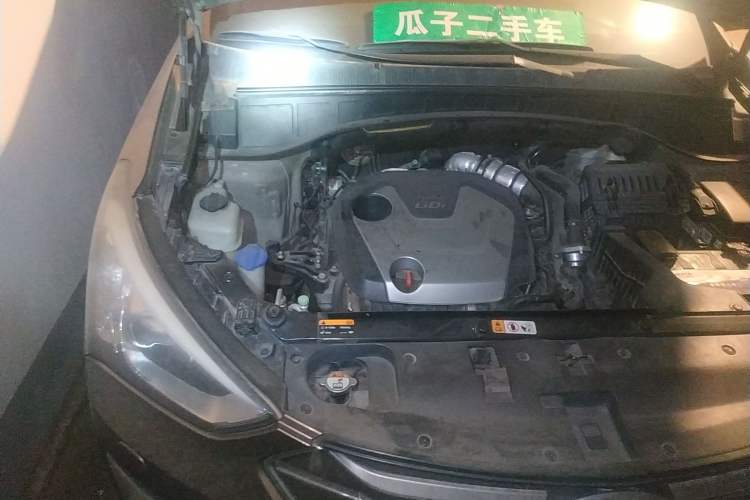 Used Hyundai Santa Fe 2013 2.0T Automatic All-Wheel Drive Top Trim Engine Bay Right