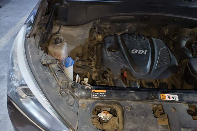 Used Hyundai Santa Fe 2013 2.4L Automatic 4x4 Smart Version Engine Bay Right