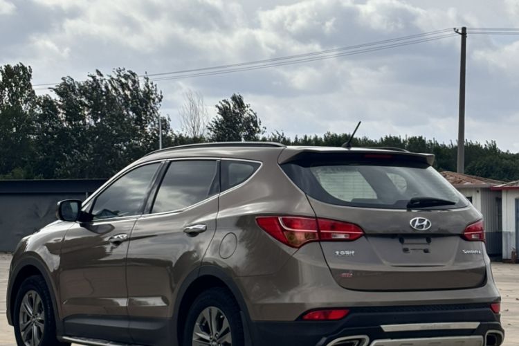 Used Hyundai Santa Fe 2013 2.4L Automatic Two-Wheel Drive Smart Version Exterior 1