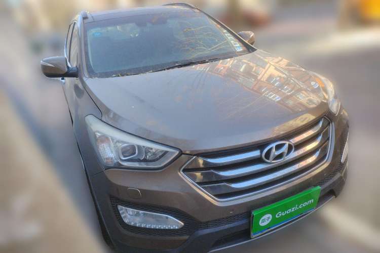 Used Hyundai Santa Fe 2013 2.0T Automatic All-Wheel Drive Top Trim Front Right 45 Deg