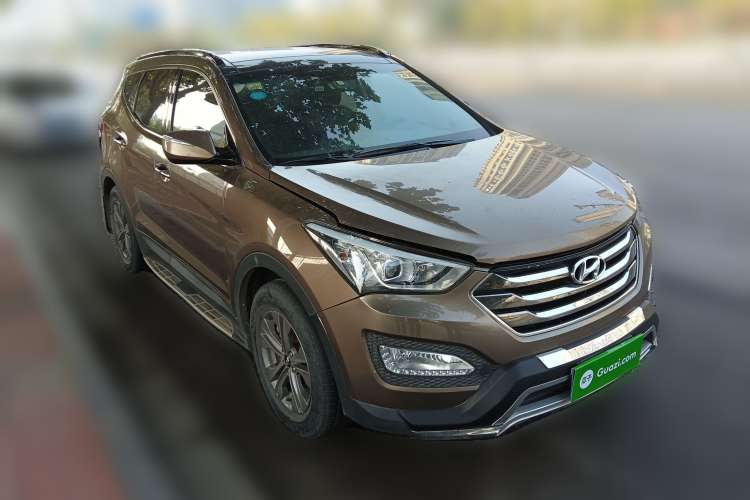 Used Hyundai Santa Fe 2013 2.4L Automatic Two-Wheel Drive Smart Version Front Right 45 Deg