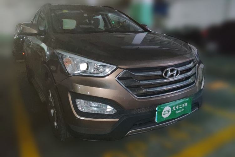 Used Hyundai Santa Fe 2013 2.4L Automatic Two-Wheel Drive Smart Version Front Right 45 Deg