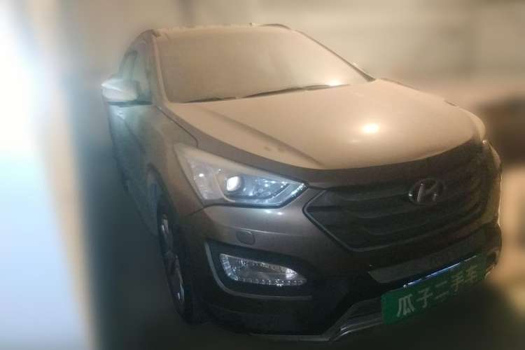 Used Hyundai Santa Fe 2013 2.0T Automatic All-Wheel Drive Top Trim Front Right 45 Deg