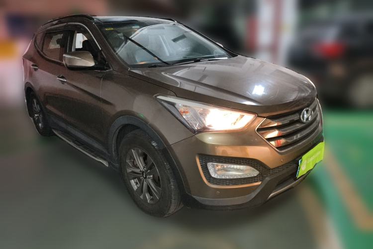 Used Hyundai Santa Fe 2013 2.4L Automatic 4x4 Smart Version Front Right 45 Deg