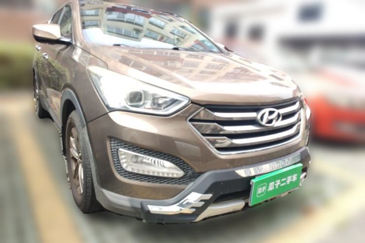Used Hyundai Santa Fe 2013 2.4L Automatic Two-Wheel Drive Smart Version Front Right 45 Deg