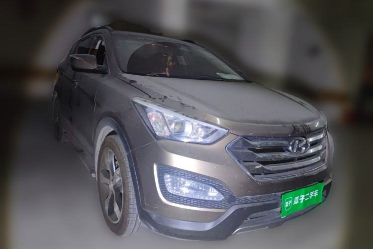 Used Hyundai Santa Fe 2013 2.4L Automatic Two-Wheel Drive Smart Version Front Right 45 Deg