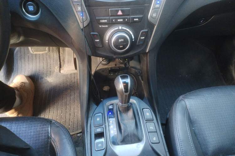Used Hyundai Santa Fe 2013 2.0T Automatic All-Wheel Drive Top Trim Gear Lever