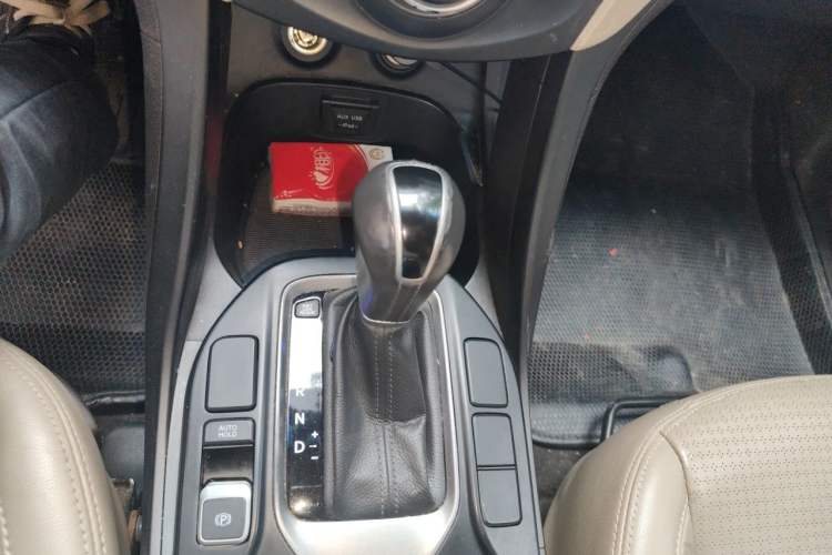 Used Hyundai Santa Fe 2013 2.4L Automatic 4x4 Smart Version Gear Lever