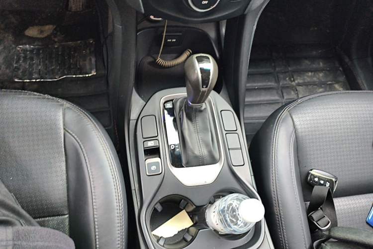 Used Hyundai Santa Fe 2013 2.4L Automatic Two-Wheel Drive Smart Version Gear Lever