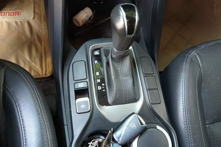 Used Hyundai Santa Fe 2013 2.4L Automatic Two-Wheel Drive Smart Version Gear Lever