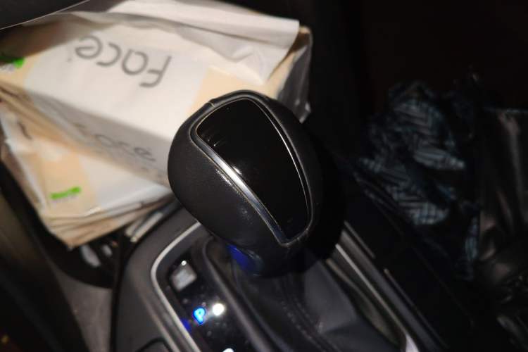 Used Hyundai Santa Fe 2013 2.4L Automatic Two-Wheel Drive Smart Version Gear Lever