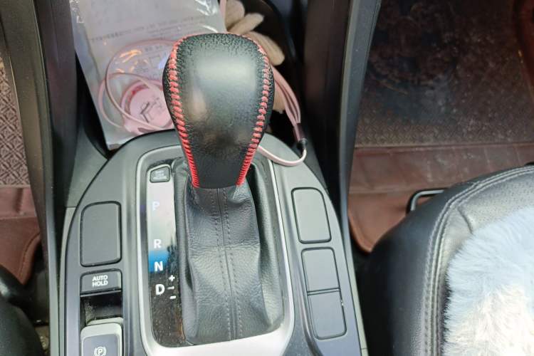 Used Hyundai Santa Fe 2013 2.4L Automatic Two-Wheel Drive Smart Version Gear Lever