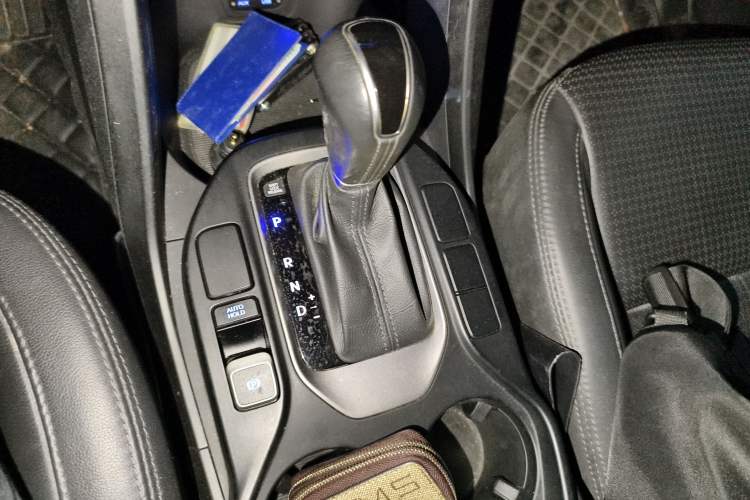 Used Hyundai Santa Fe 2013 2.4L Automatic 4x4 Smart Version Gear Lever