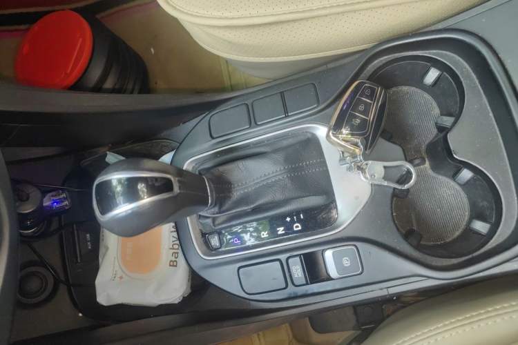 Used Hyundai Santa Fe 2013 2.4L Automatic Two-Wheel Drive Smart Version Gear Lever