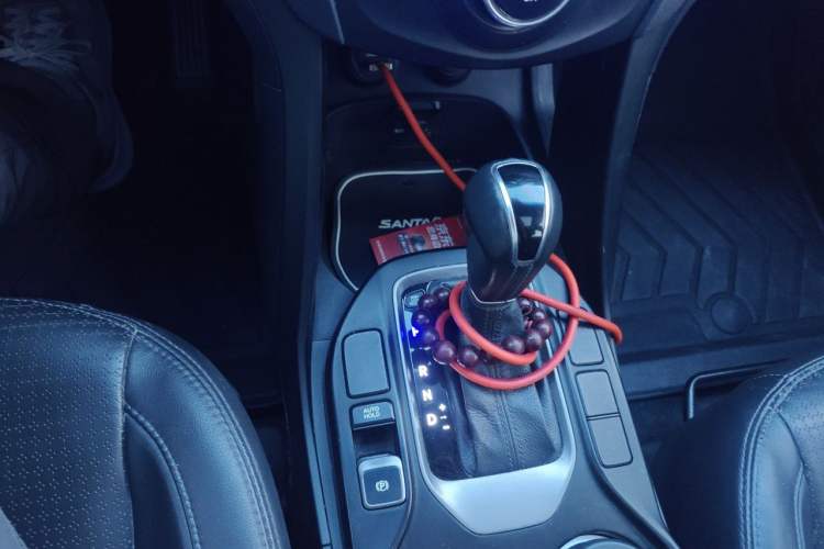 Used Hyundai Santa Fe 2013 2.4L Automatic 4x4 Prestige Edition Gear Lever