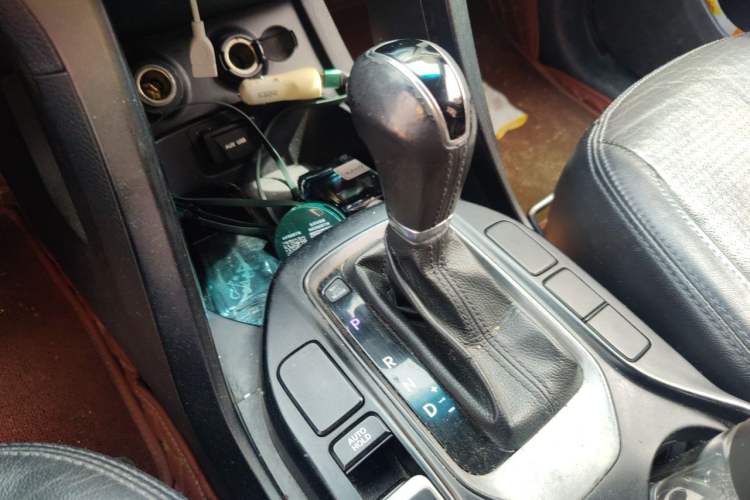 Used Hyundai Santa Fe 2013 2.4L Automatic Two-Wheel Drive Smart Version Gear Lever